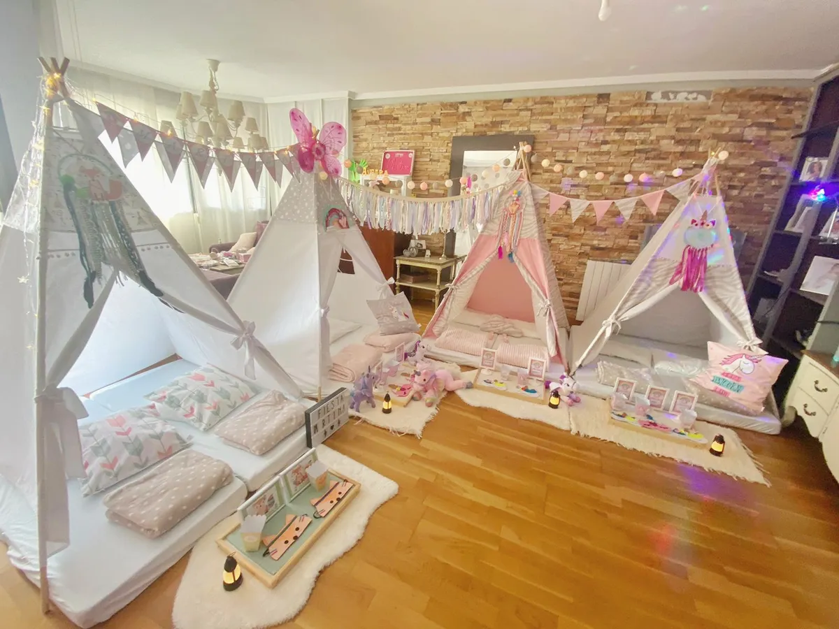 Decoración de cumpleaños infantil con globos y atrezo de Spazio Mágico