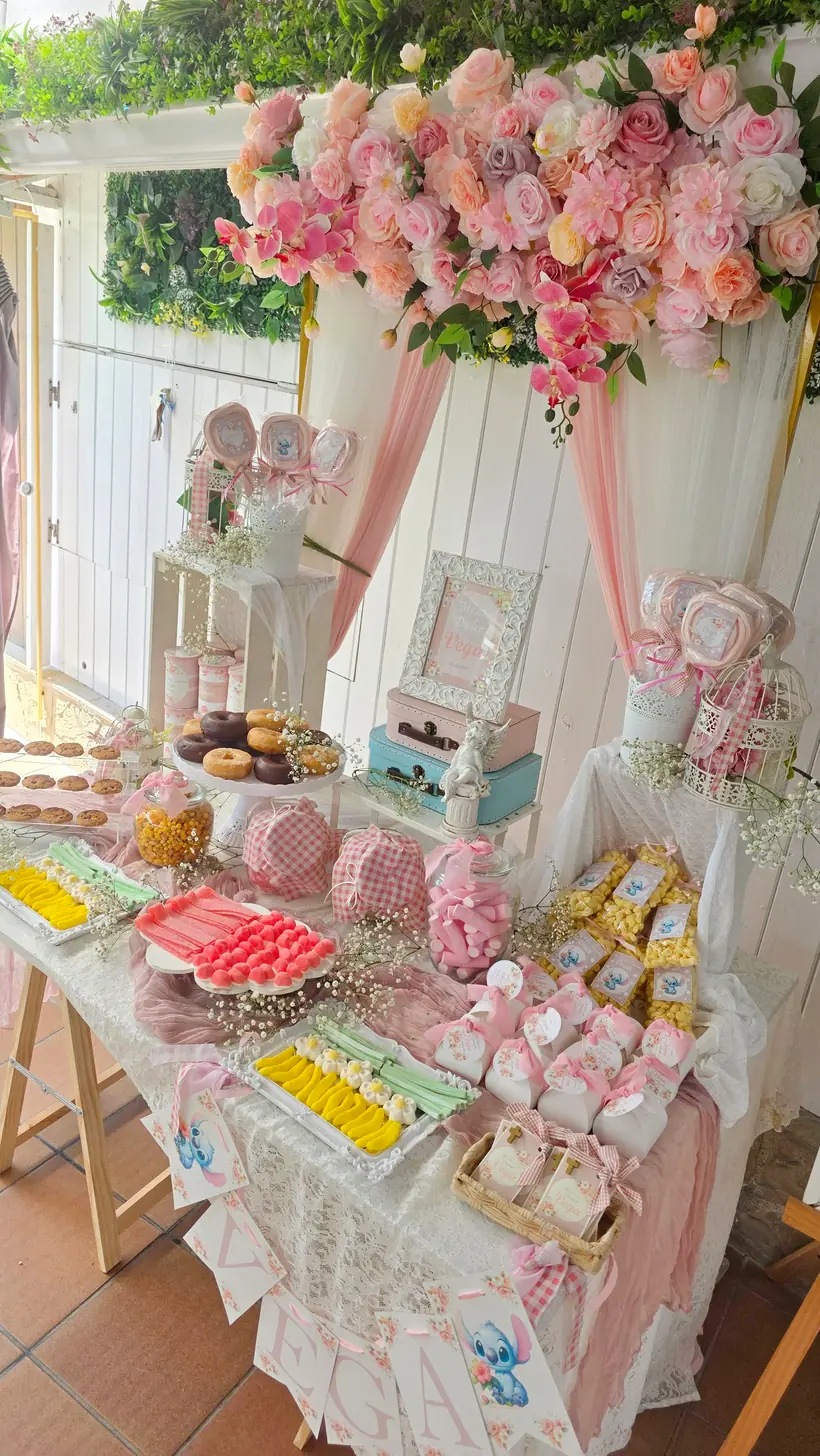 Mesa dulce decorada para una fiesta infantil en Zaragoza