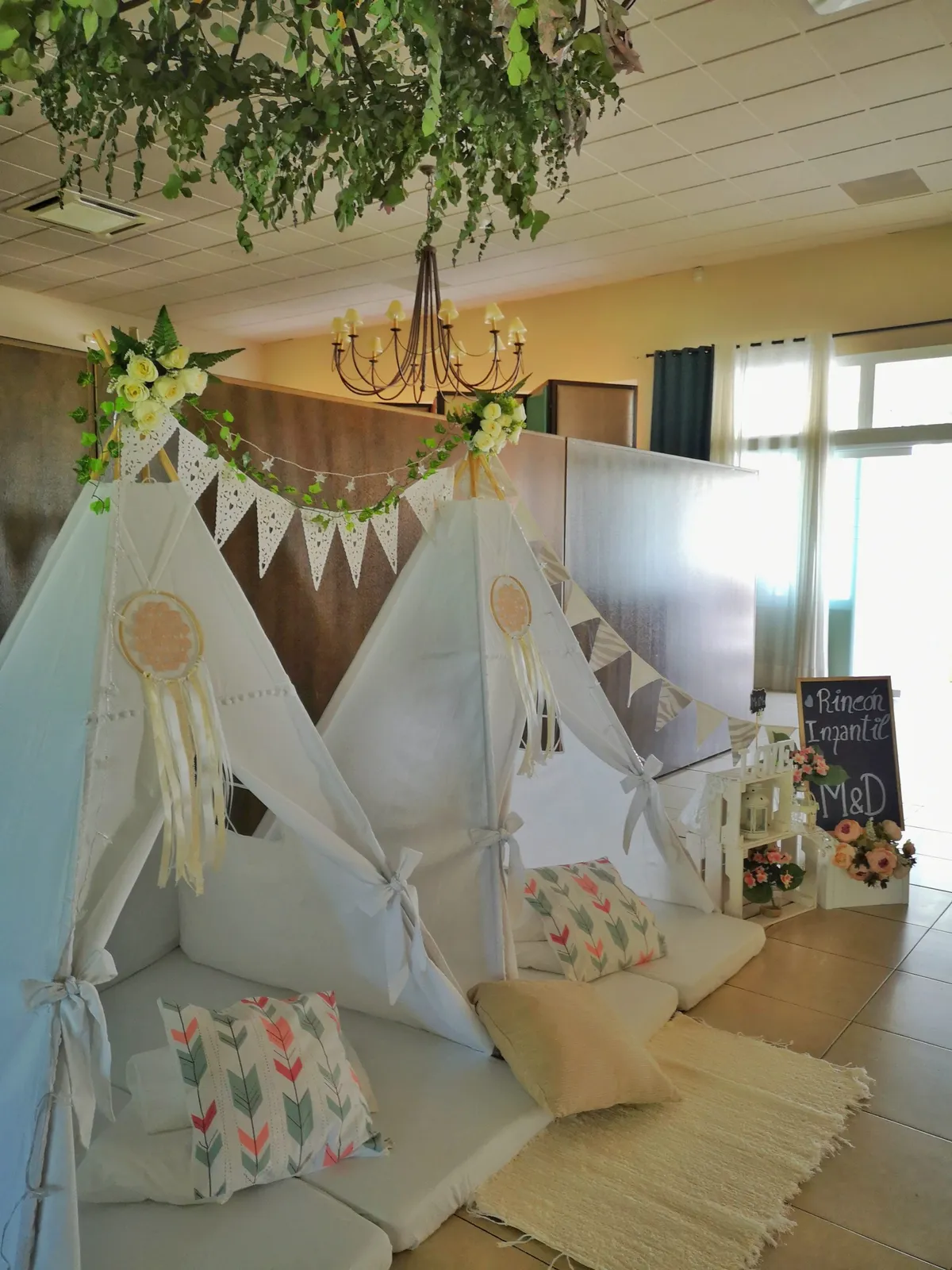 Tipi decorado en rosa para una fiesta de pijama infantil en Zaragoza